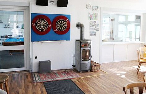 Vereinsheim PBC Ronhausen - Gastraum, durch Glasfront vom Spielbereich getrennt